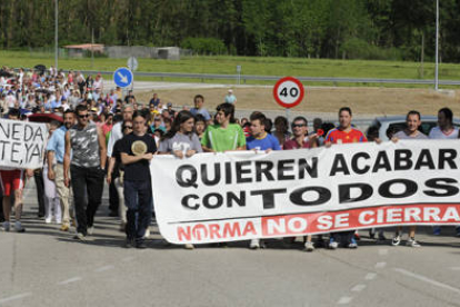 Manifestación celebrada el pasado miércoles en San Leonardo. / VALENTÍN GUISANDE-