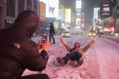 Buen humor en una Nueva York nevada.-Foto: ADREES LATIF / REUTERS