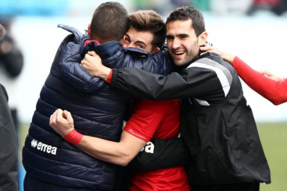 Los rojillos celebran uno de los goles en Ponferrada.-Área 11