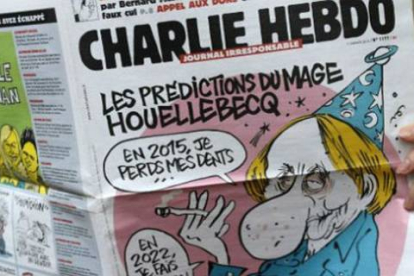 Un lector, con el número de la revista 'Charlie Hebdo'.-