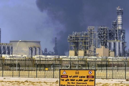 Una refinería de petróleo en Kuwait.-EFE / RAED QUTENA