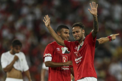 Neymar celebra con Rafinha un gol en un partido disputado el miércoles en Río a beneficio del Chapecoense.-EFE / ANTONIO LACERDA