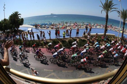 El pelotón de la Vuelta, durante la segunda etapa.-EFE / JAVIER LIZON