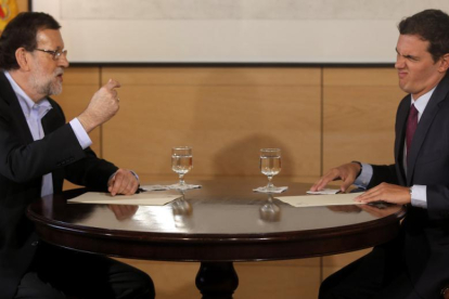 El presidente del Gobierno, Mariano Rajoy, y el líder de C's, Albert Rivera, el pasado agosto, en el Congreso de los Diputados.-JOSE LUIS ROCA