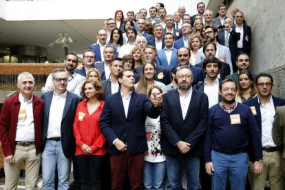 Albert Rivera, presidente de Ciudadanos, en el centro, posa junto a los cabezas de lista del partido del 20 de diciembre, con los que se ha reunido en un hotel de Madrid.-EFE / MARISCAL