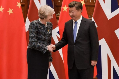 May (izquierda) y Xi se saludan durante un encuentro bilateral con motivo de la cumbre del G-20, en Hangzhou, este lunes.-EFE / ETIENNE OLIVEAU