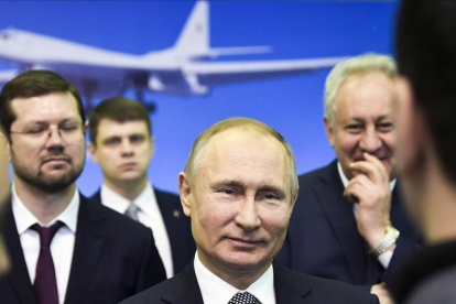 Vladimir Putin se dirige a los empleados en su visita a la planta que fabrica el nuevo avión TU-160, en Kazan.-/ AP / ALEXEI NIKOLSKY