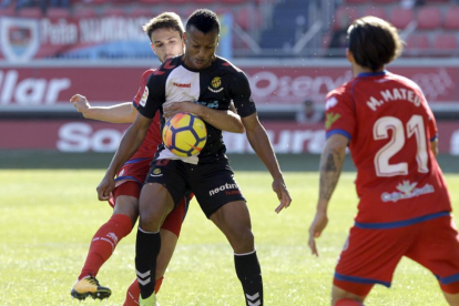 Uche, a la postre protagonista del choque con el gol de la victoria, en una jugada con Elgezabal.-Luis Ángel Tejedor