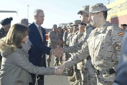Soraya Sáenz de Santamaría, acompañada del ministro Pedro Morenés, saluda a las tropas españolas, este lunes en Herat.-Foto: EL PERIÓDICO
