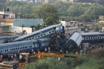 Accidente de tren en la región india de Uttar Pradesh.-EFE / RAJAT GUPTA