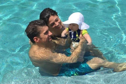 Michael Phelps, con su pareja, Nicole Johnson, y su hijo, Boomer, en la piscina.-INSTAGRAM