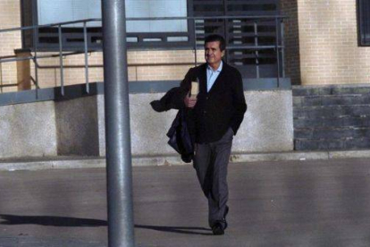 El exministro y expresidente balear Jaume Matas sale de permiso de fin de semana de la prisión de Segovia, el pasado viernes.-Foto: EFE / AURELIO MARTÍN
