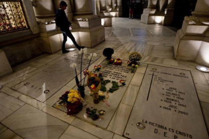 Flores en la tumba de Carmen Polo, mujer de Franco, en la Almudena, el pasado 25 de octubre.-AP / PAUL WHITE