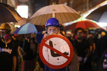 Un manifestante en la protestas de este viernes en Hong Kong.-EFE / JEROME FAVRE