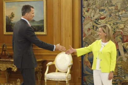 El rey Felipe VI recibe a la diputada de Coalición Canaria, Ana Oramas, en la Zarzuela, el martes 26 de junio.-EFE / J. J. GUILLÉN