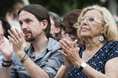 Pablo Iglesias y Manuela Carmena, en un mitin en Madrid.-EFE / LUCA PIERGIOVANNI