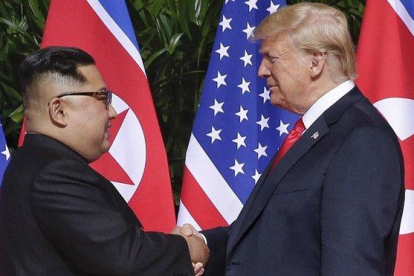 El presidente de EEUU, Donald Trump, y el de Corea del Norte, Kim Jong-un.-KEVIN LIM (EFE)