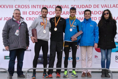 Daniel Mateo en el pódium como campeón regional de cross junto a los también atletas del Caep, David Martínez y Javier Abad.-