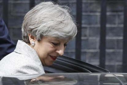 Theresa May abandona Downing Street tras reunirse con la líder del DUP, Arlene Foster.-AP / FRANK AUGSTEIN