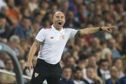 Jorge Sampaoli da instrucciones a sus jugadores.-
