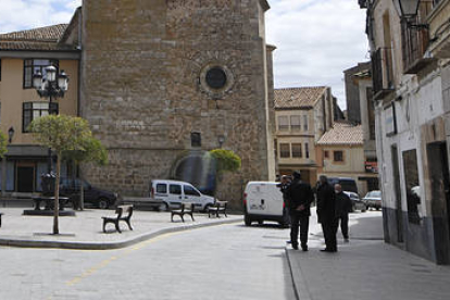 Viandantes por la plaza de Santa María. / VALENTÍN GUISANDE-