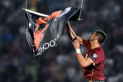 El aparato sobrevuela el estadio con una bandera de la Gran Albania hasta que Stefan Mitrovic logra retirarla.-Foto: AFP