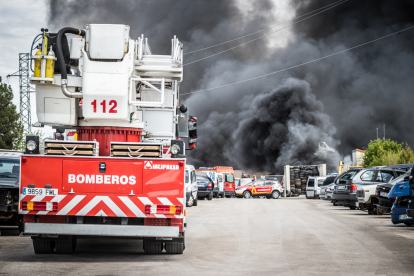 Foto del incendio en el desguace de Carbonera de Frentes (Soria). GONZALO MONTESEGURO