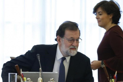 Rajoy y Sáenz de Santamaría, al inicio del Consejo de Ministros de este sábado.-EFE / JUAN CARLOS HIDALGO