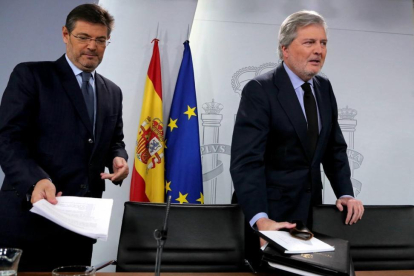 El ministro de Justicia, Rafael Catalá, y el ministro portavoz, Íñigo Méndez de Vigo, antes de iniciar la rueda de prensa posterior al Consejo de Ministros.-JUAN MANUEL PRATS