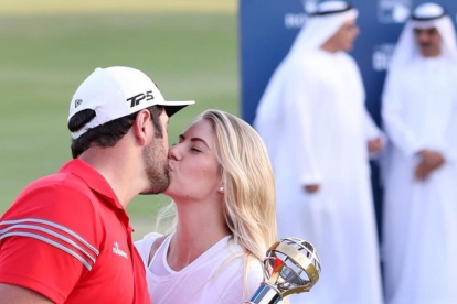 El campeón Jon Rahm besa a su novia en Dubái.-AFP / KARIM SAHIB