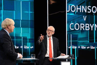 Johnson y Corbyn en pleno debate.-EFE
