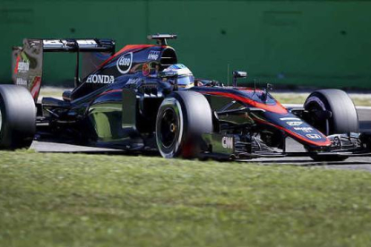 Fernando Alonso pilotando durante la tercera sesión de entrenamiento libre para el Gran Premio de Italia de F-1 en Monza.-REUTERS / GIAMPIERO SPOSITO