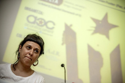 Anna Gabriel participa en una mesa redonda bajo el título Hacia una República Catalana en la Facultad de Geografía e Historía de la Universitat de Valencia-BIEL ALINO (EFE)