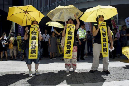 Manifestantes hongkoneses prodemocracia con paragüas amarillos, el símbolo de la revuelta estudantil en Hong Kong.-Foto: STRINGER / HONGKONG