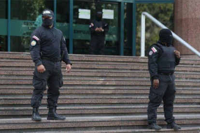 Agentes resguardan el edificio donde se encuentra la oficina de Juan Guaidó.-EFE