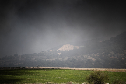 Foto del incendio en el desguace de Carbonera de Frentes (Soria). GONZALO MONTESEGURO