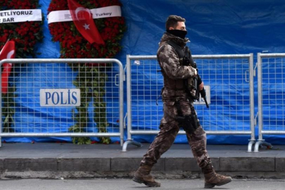 Un policía patrulla frente al club Reina, escenario del atentado de Estambul.-AGENCIAS