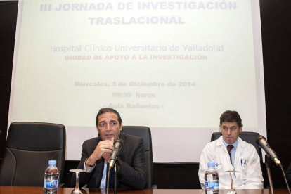 El gerente del Hospital Clínico de Valladolid, José María Eiros Bouza (d), y el consejero de Sanidad de la Junta de Castilla y León, Antonio María Sáez (i)-Efe