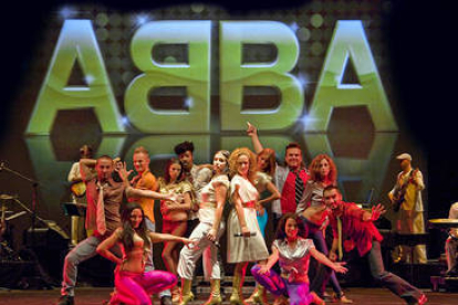 Algunos de los bailarines, cantantes y actores que participan en el espectáculo The world of Abba.-