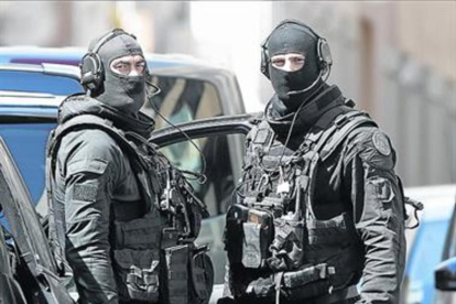 Dos soldados, durante el operativo de ayer en Marsella.-AP / CLAUDE PARIS