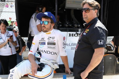 Fernando Alonso, junto al dueño del equipo en el que corre en Indy, Michael Andretti, en un descanso de los entrenamientos.-STEVE C MITCHELL