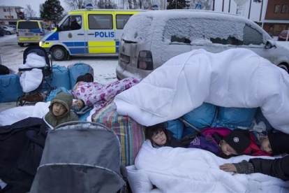Niños refugiados sirios duermen en la intemperie en el exterior de una oficina de inmigración sueca en Marsta, en las afueras de Estocolmo, el 8 de enero.-REUTERS / JESSICA GOW