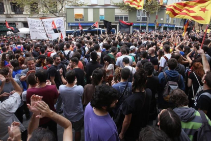 Concentración ante la sede del Partido Popular de Cataluña.-JOAN CORTADELLAS