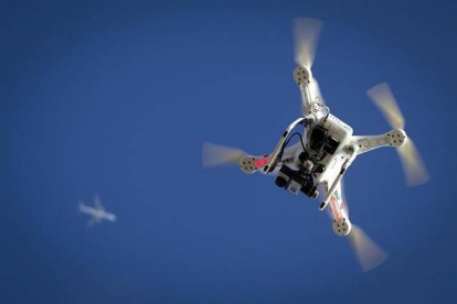 Un dron equipado con videocámara origina una disputa vecinal en Kenuky.-Foto:   REUTERS / CARLO ALLEGRI
