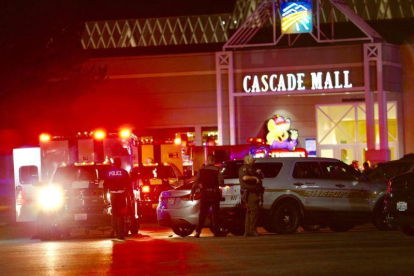 Policías ante el centro comercial Cascade Mall de Burlington (EEUU), donde se ha producido el tiroteo.-Dean Rutz / AP
