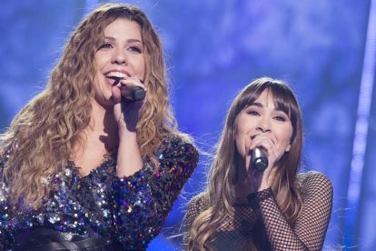 Miriam y Aitana, en la 12a gala del concurso musical de TVE Operación Triunfo.-/ PERIODICO