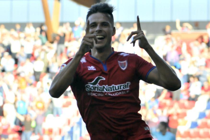 Manu del Moral celebra uno de los nueve goles que ha marcado con el Numancia en estas 19 jornadas.-Diego Mayor