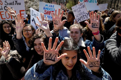 Estudiantes protestan contra las armas en Washington-REUTERS / BRENDAN MCDERMID