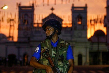 Un soldado monta guardia frente a una iglesia en Colombo.-REUTERS / THOMAS PETER