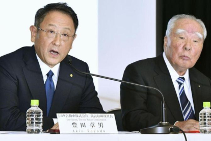 Akio Toyota (Toyota) y Osamu Suzuki (Suzuki) en la conferencia de prensa.-Shigeyuki Inakuma